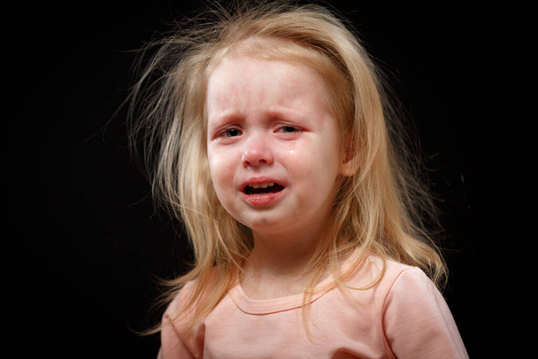 Portret van huilen, schreeuwen, misbruikt hulpeloos meisje na familieconflict. Ik was verdwaald. In moeilijkheidsgraad. Familieconflict, geweld, onrecht, oneerlijkheid - Foto, afbeelding