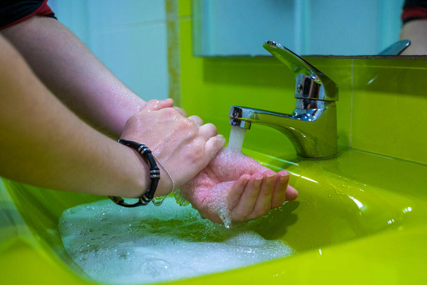 Правильно мити руки. Концепція гігієни. Розтирання з милом і водою. Зелена раковина
. - Фото, зображення