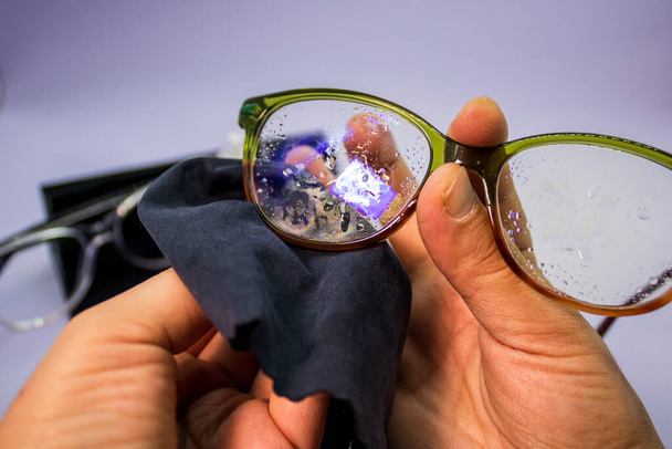 Les lunettes, également connues sous le nom de lentilles, lunettes, lunettes, jumelles ou lunettes, sont un instrument d'optique composé d'une paire de lentilles attachées à un cadre, qui repose sur le nez au moyen d'un arc et de deux branches.
. - Photo, image