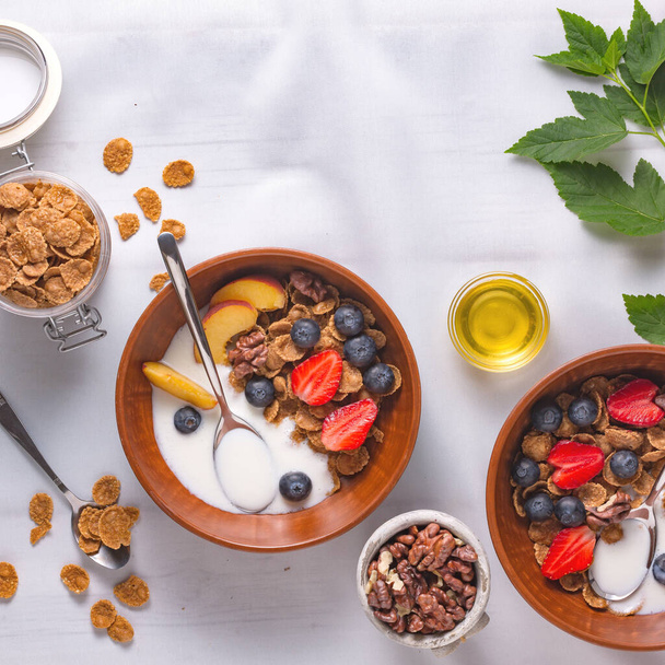 jogurtová broskev, ovesné vločky, zdravé cereálie k snídani, domácí granola, palačinky jogurt, ovocný jogurt, jahody borůvky - Fotografie, Obrázek