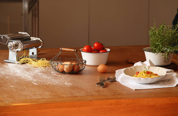 Кухня с ингредиентами для приготовления итальянской кухни
 - Фото, изображение
