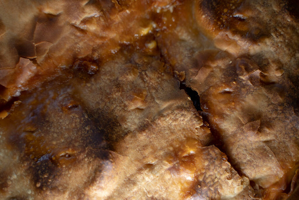 Pastalı yemek dokusu. Çatlaklı hamur böreğinin aşırı yakın çekimi.. - Fotoğraf, Görsel