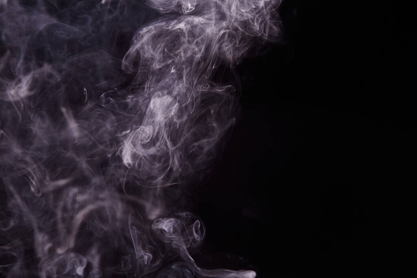 Frammenti di fumo su sfondo nero - Foto, immagini