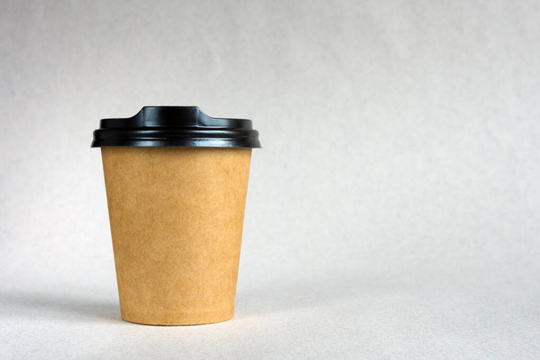 Tazas de papel desechables para café sobre un fondo beige. Concepto de café para llevar
.  - Foto, Imagen