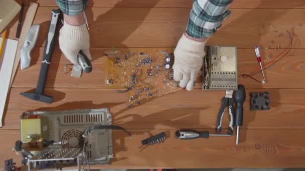 Reparador de computador coloca ferramentas na mesa
 - Filmagem, Vídeo