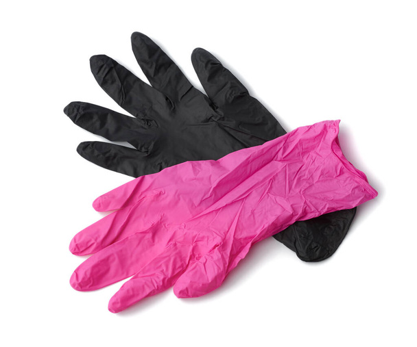розовые и черные латексные перчатки на белом фоне, аксессуары для косметолога, шеф-повара
 - Фото, изображение