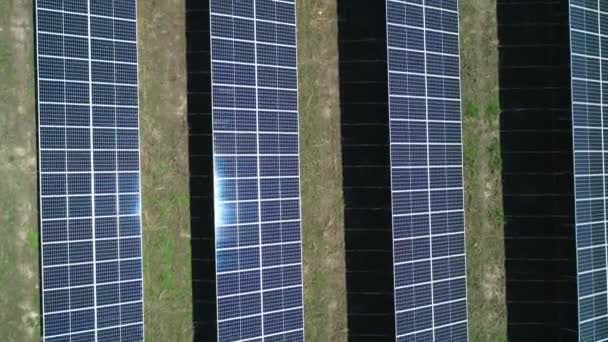 Вид зверху вниз на поле сонячної електростанції в сонячний день. Вид зверху на сонячну ферму. Технології відновлюваної енергетики. Широкий постріл
 - Кадри, відео
