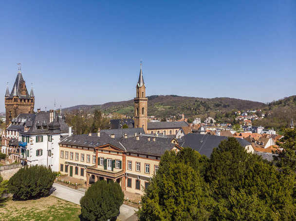 Όμορφη θέα του κάστρου Weinheim. Το πρώην κάστρο και παλάτι των ηγεμόνων του Kurpfalz. Μπλε ουρανός και βουνά στο βάθος. Είμαστε εγγενώς. Γερμανία. - Φωτογραφία, εικόνα