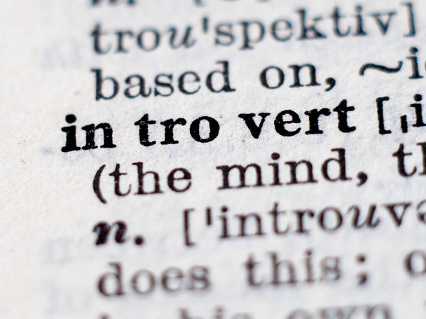 Definição do dicionário de palavra introvertido. Foco seletivo
. - Foto, Imagem