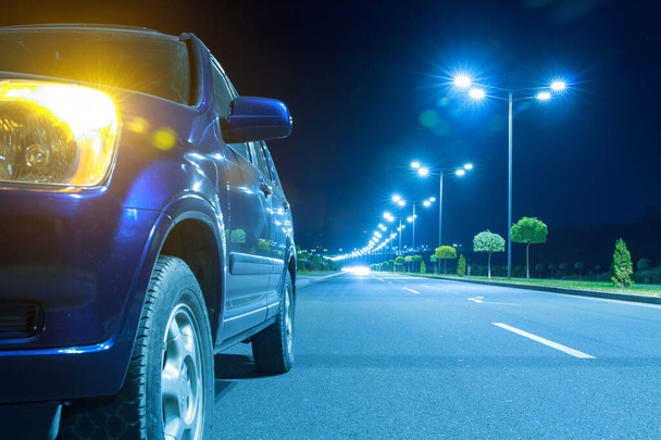Coche estacionado en la carretera en la noche
 - Foto, Imagen