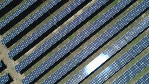 Вид с воздуха на поле солнечной электростанции в солнечный день. Вид с высоты птичьего полета на солнечную ферму. Возобновляемые источники энергии. Широкий выстрел
 - Кадры, видео