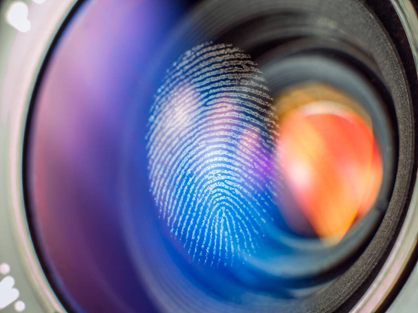 Fingerabdruck auf einer Kameralinse. Untersuchung, Biometrie und Sicherheitskonzept. - Foto, Bild