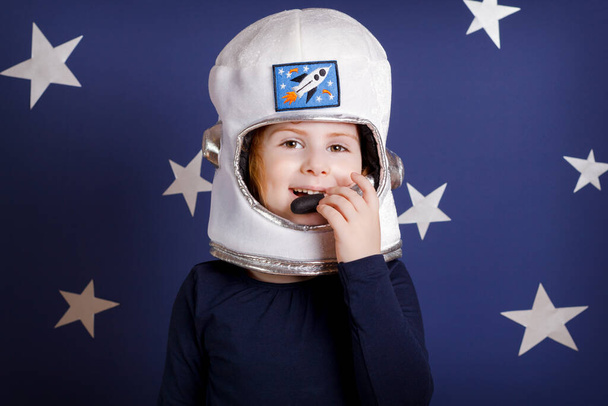 Zbliżenie mała uśmiechnięta dziewczyna przebrana za astronautę - Zdjęcie, obraz