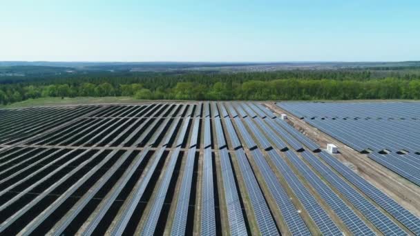 Vista aérea do campo da central solar no dia ensolarado. Vista aérea superior da fazenda solar. Tecnologia de energia renovável. Tiro largo
 - Filmagem, Vídeo