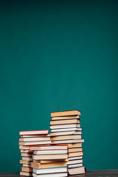 багато освітніх книг для екзаменів в університеті на зеленому тлі бібліотеки
 - Фото, зображення