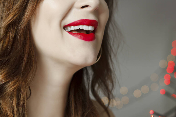 Gros plan portrait de la belle jeune femme qui rit. Lèvres rouges et sourire blanc magnifique. Concept de bonheur
. - Photo, image