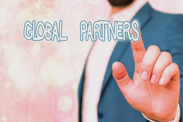 Teksten met Global Partners. Conceptuele foto Twee of meer bedrijven uit verschillende landen werken samen. - Foto, afbeelding