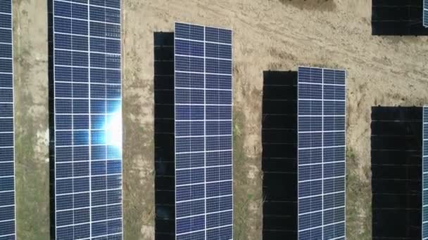 Vista aérea de arriba hacia abajo del campo de la central solar en el día soleado. Vista aérea de la granja solar. Tecnología de energía renovable. Amplio tiro
 - Metraje, vídeo