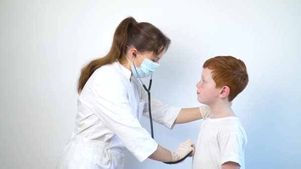 Ženský lékař pediatr pomocí stetoskopu poslouchat plíce a srdce šťastný zdravý roztomilý chlapeček na lékařské návštěvě v nemocnici, koncept dětské zdravotní péče - Záběry, video