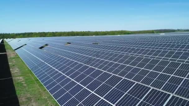 Luchtfoto van het veld van de zonnecentrale op zonnige dag. Bovenaanzicht vanuit de lucht van Solar Farm. Technologie voor hernieuwbare energie. Breed schot - Video