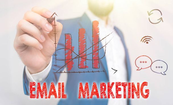 ワードライティングテキストメールマーケティング。郵便を利用して表示するグループに商業メッセージを送信するためのビジネスコンセプト. - 写真・画像