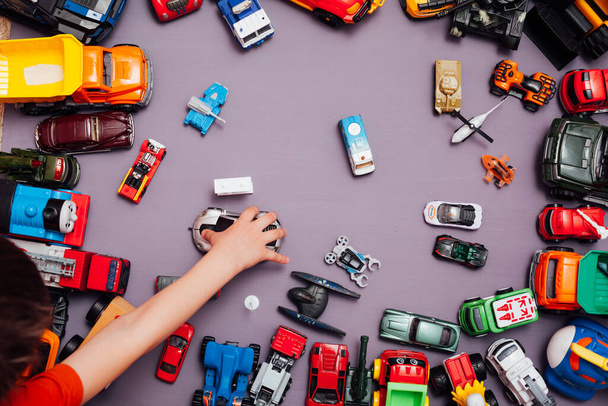 Muchos juguetes del coche de los niños para los juegos del desarrollo del niño en un fondo
 - Foto, Imagen