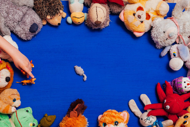 Багато дитячих іграшок для ігор розвитку дитини на синьому фоні
 - Фото, зображення
