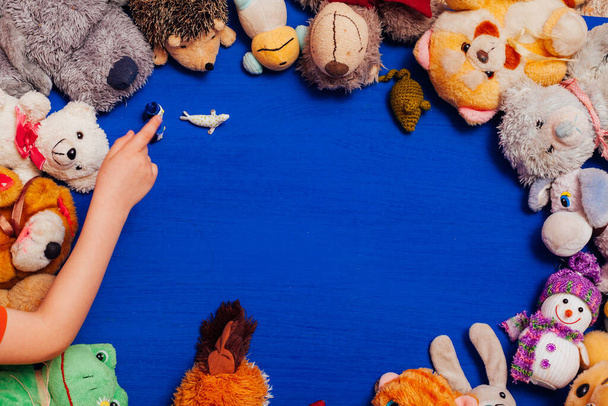 Muchos juguetes para niños para juegos de desarrollo infantil sobre un fondo azul
 - Foto, Imagen