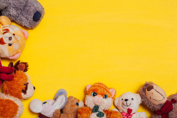 Много детских игрушек для игр для развития ребенка на желтом фоне
 - Фото, изображение