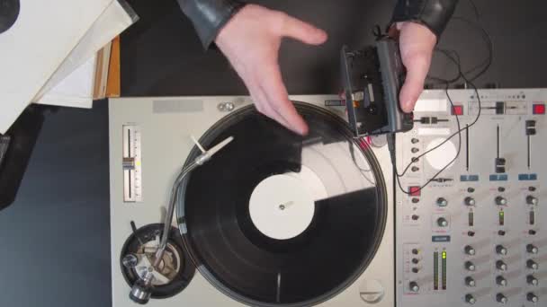 El músico inserta un cassette en el reproductor
 - Metraje, vídeo