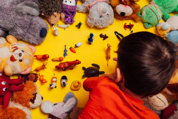 Muchos juguetes para niños para juegos de desarrollo infantil sobre un fondo amarillo
 - Foto, imagen