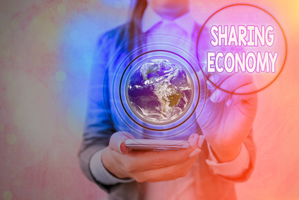 Escribiendo una nota que muestra Sharing Economy. Foto de negocios mostrando modelo económico basado en proporcionar acceso a los bienes Elementos de esta imagen proporcionados por la NASA
. - Foto, imagen