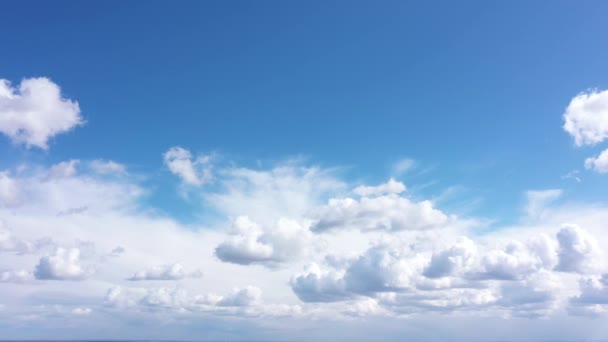 Mooie blauwe bewolkte lucht op hoogte. Luchtige wolken. Luchtfoto drone zicht op de atmosfeer, pan rond - Video