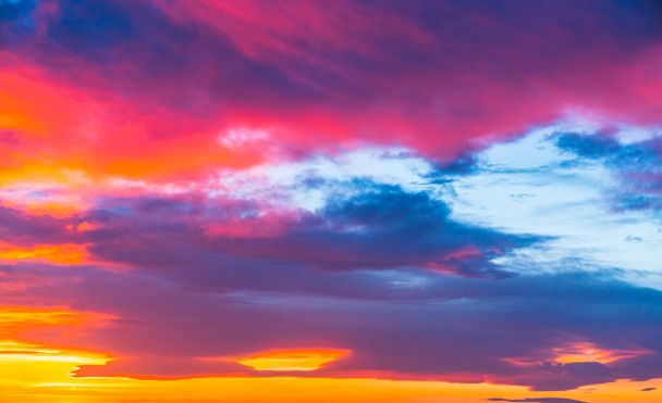 ciel coloré au coucher du soleil avec nuageux en été
. - Photo, image