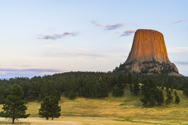  Devils tower pomnik narodowy o zachodzie słońca, Wyoming, usa.   - Zdjęcie, obraz