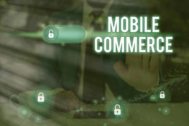 Schreiben Notiz zeigt Mobile Commerce. Geschäftsfotos zeigen die Verwendung von Mobiltelefonen zur Online-Durchführung von Geschäftsabschlüssen. - Foto, Bild