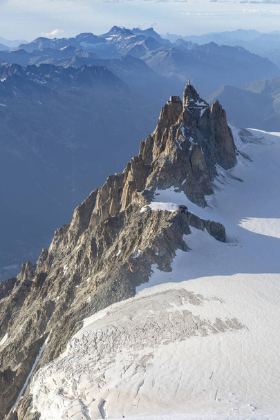 Schöne Aussicht auf die Aiguille du Midi von der Berghütte Cosmique in den französischen Alpen, Chamonix Mont-Blanc, Frankreich - Foto, Bild