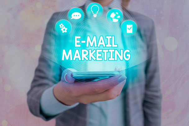 Teksti merkki osoittaa Email Marketing. Käsitteellinen valokuva Kaupallisen viestin lähettäminen ryhmälle, joka näyttää sähköpostin avulla
. - Valokuva, kuva