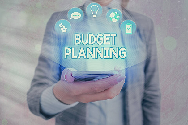 Znak tekstowy pokazujący planowanie budżetowe. Zdjęcie koncepcyjne Pisemny opis bieżących i przyszłych wydatków. - Zdjęcie, obraz