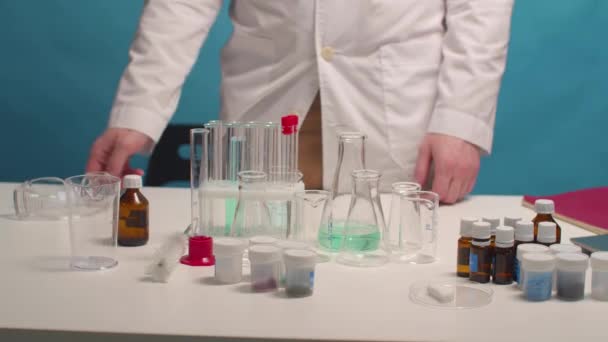 Labortechniker setzt vor der Arbeit Schutzbrille auf - Filmmaterial, Video