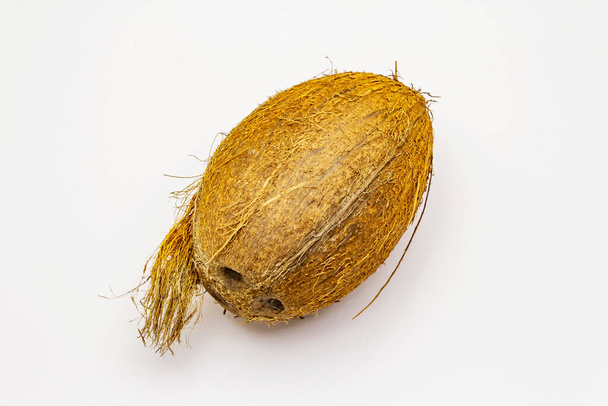 Čerstvý zralý kokos izolovaný na bílém pozadí. Celé ovoce, přísada pro zdravý a krásný život - Fotografie, Obrázek