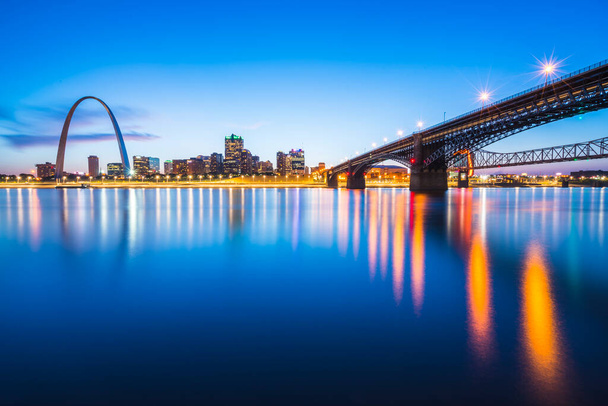 st. Louis gratte-ciel la nuit avec réflexion dans la rivière, st. louis, missouri, Etats-Unis
. - Photo, image