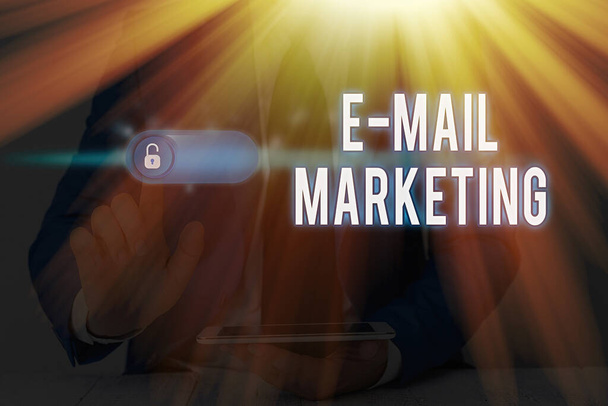 Kirjoittaminen muistio osoittaa Email Marketing. Business valokuva esittelee Lähettäminen kaupallinen viesti ryhmälle näyttää käyttämällä postia
. - Valokuva, kuva