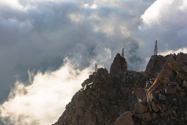 Wolken und Nebel bei Aiguille du Midi. Blick von der Schutzhütte Cosmique, Chamonix, Frankreich. Perfekter Moment im alpinen Hochland. - Foto, Bild