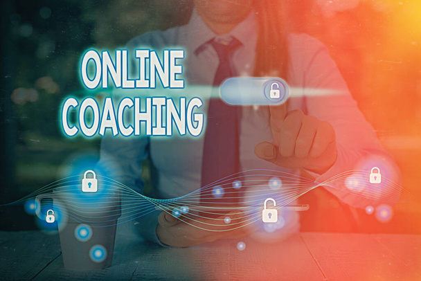 Teksti merkki osoittaa Online Coaching. Käsitteellinen valokuva Oppiminen verkosta ja internetistä valmentajan avulla
. - Valokuva, kuva