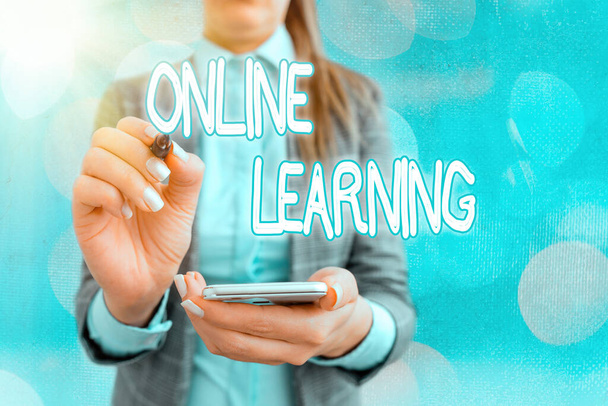 Teksti merkki osoittaa Online Learning. Käsitteellinen kuva Larning avustuksella Internetin ja tietokoneen
. - Valokuva, kuva