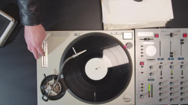 DJ stiskne tlačítka na otočném stole a posune posuvníky - Záběry, video
