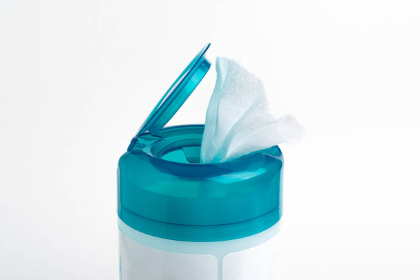 Ένα κοντινό πλάνο ενός ανοιχτού aquamarine push top cap από ένα απολυμαντικό υγρό σκουπίζει πλαστικό δοχείο που τοποθετείται σε ένα απλό λευκό φόντο. - Φωτογραφία, εικόνα