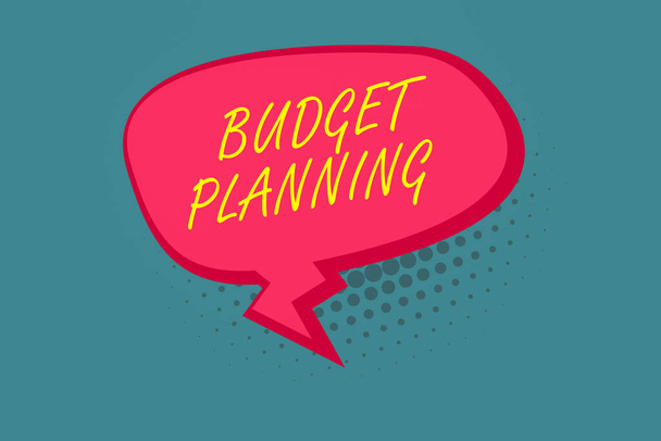予算計画を示すメモを書く。ビジネス写真紹介現在および将来の費用に関する説明書ブランクオブロンハーフトーンスピーチバブルジグザグテールとシェイド. - 写真・画像
