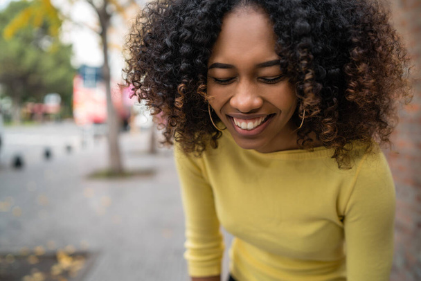 Portrait of beautiful young afro-american confident woman laughing in the street. Outdoors. - Foto, Bild